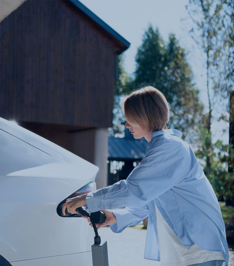 chica cargando coche eléctrico 
