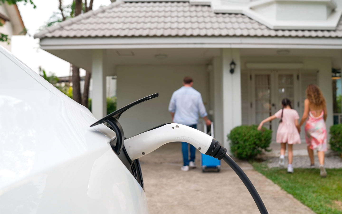 coche eléctrico cargando en casa