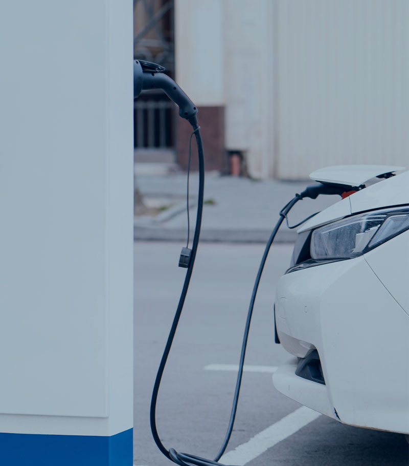 coche eléctrico cargando en la calle