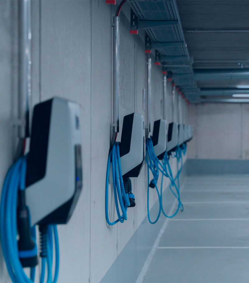 cargadores eléctricos en garaje